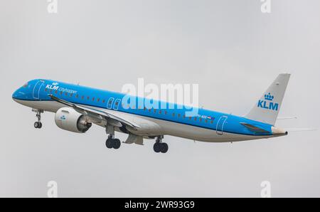 Ein Embraer 195-E2 von KLM Cityhopper startet vom Flughafen Zürich. Registrierung PH-NXK. (Zürich, Schweiz, 17.08.2022) Stockfoto