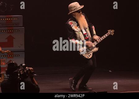 Hollywood, USA. März 2024. Billy Gibbons von ZZ Top tritt am 10. März 2024 in Fort Lauderdale, Florida auf. Das Trio ist auf Tour mit Lynyrd Skynyrd. (Foto von Geoffrey Clowes/SIPA USA) Credit: SIPA USA/Alamy Live News Stockfoto