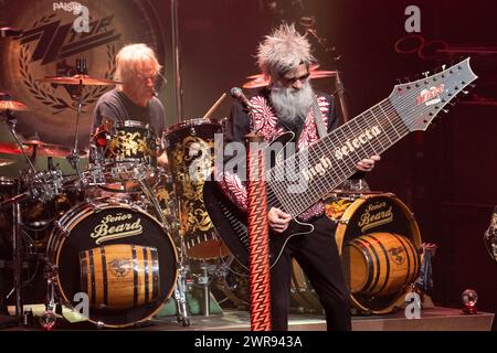 Hollywood, USA. März 2024. Frank Beard und Elwood Francis von ZZ Top treten am 10. März 2024 in Fort Lauderdale, Florida auf. Das Trio ist auf Tour mit Lynyrd Skynyrd. (Foto von Geoffrey Clowes/SIPA USA) Credit: SIPA USA/Alamy Live News Stockfoto