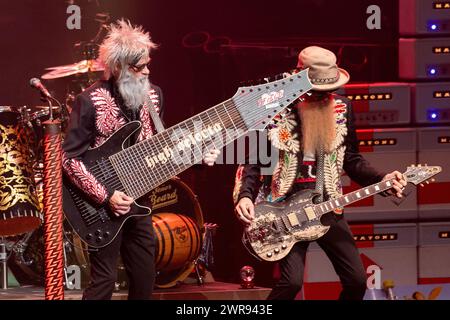 Hollywood, USA. März 2024. Elwood Francis und Billy Gibbons von ZZ Top treten am 10. März 2024 in Fort Lauderdale, Florida auf. Das Trio ist auf Tour mit Lynyrd Skynyrd. (Foto von Geoffrey Clowes/SIPA USA) Credit: SIPA USA/Alamy Live News Stockfoto