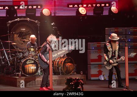 Hollywood, USA. März 2024. Frank Beard, Elwood Francis und Billy Gibbons von ZZ Top treten am 10. März 2024 in Fort Lauderdale, Florida auf. Das Trio ist auf Tour mit Lynyrd Skynyrd. (Foto von Geoffrey Clowes/SIPA USA) Credit: SIPA USA/Alamy Live News Stockfoto