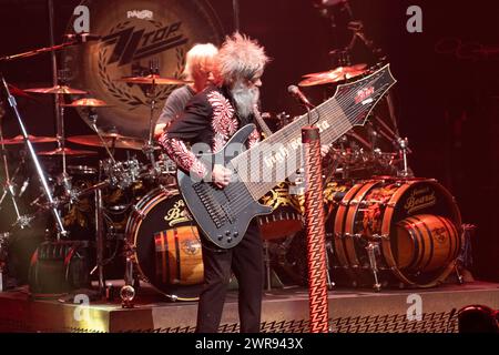 Hollywood, USA. März 2024. Elwood Francis von ZZ Top tritt am 10. März 2024 in Fort Lauderdale, Florida auf. Das Trio ist auf Tour mit Lynyrd Skynyrd. (Foto von Geoffrey Clowes/SIPA USA) Credit: SIPA USA/Alamy Live News Stockfoto