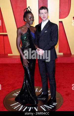 Lupita Nyong o und Joseph Quinn bei der Vanity Fair Oscar Party 2024 anlässlich der 96. Oscar-Verleihung im Wallis Annenberg Center for the Performing Arts. Beverly Hills, 10.03.2024 *** Lupita Nyong o und Joseph Quinn bei der Vanity Fair Oscar Party 2024 anlässlich der 96. Academy Awards im Wallis Annenberg Center for the Performing Arts Beverly Hills, 10 03 2024 Foto:XJ.xBlocx/xFuturexImagex Vanity fair 1523 Stockfoto