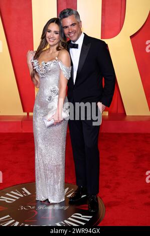 Jessica Alba mit Ehemann Cash Warren bei der Vanity Fair Oscar Party 2024 anlässlich der 96. Oscar-Verleihung im Wallis Annenberg Center for the Performing Arts. Beverly Hills, 10.03.2024 Stockfoto