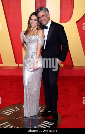 Jessica Alba mit Ehemann Cash Warren bei der Vanity Fair Oscar Party 2024 anlässlich der 96. Oscar-Verleihung im Wallis Annenberg Center for the Performing Arts. Beverly Hills, 10.03.2024 Stockfoto