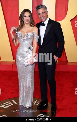 Jessica Alba mit Ehemann Cash Warren bei der Vanity Fair Oscar Party 2024 anlässlich der 96. Oscar-Verleihung im Wallis Annenberg Center for the Performing Arts. Beverly Hills, 10.03.2024 Stockfoto