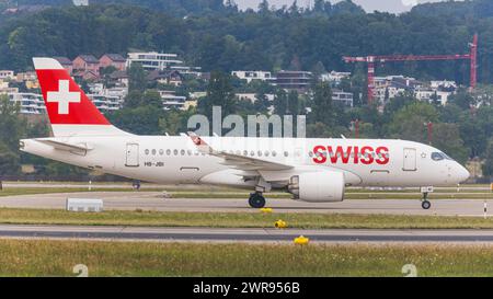 Ein Airbus A220-300 von Swiss International Airlines rollt nach der Landung auf dem Flughafen Zürich zum Terminal. Registrierung HB-JBI. (Zürich, Schwe Stockfoto