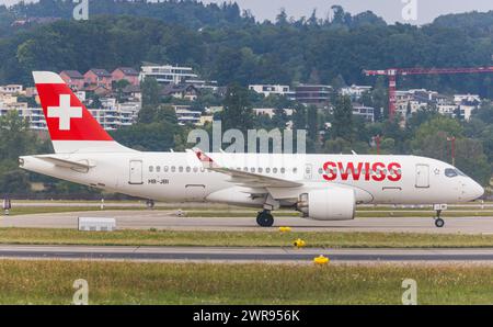 Ein Airbus A220-300 von Swiss International Airlines rollt nach der Landung auf dem Flughafen Zürich zum Terminal. Registrierung HB-JBI. (Zürich, Schwe Stockfoto