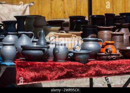 Tongerichte auf der regionalen Messe, Volkshandwerk, Polen, Podlasie, Suprasl Stockfoto