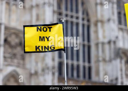 März 2024. Vor Westminster Abbey, London, Großbritannien. Commonwealth Day. Anti-Monarchie-Aktivisten der Protestgruppe Republik. Stockfoto