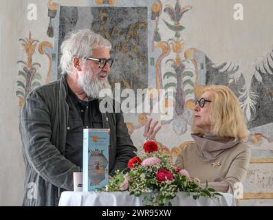 Veranstaltungsreihe Eros der Sommerfrische zur Diskussion zum Thema Resilienz , im Wappensaal des Seeschlosses Ort, in Gmunden, am 09.03.2024. Das Bild zeigt den Künstler und Bildhauer Harald Schreiber mit der Veranstalterin, Rundfunkmoderatorin Elisabeth Nöstlinger-Jochum 2024 - Veranstaltungsreihe Eros der Sommerfrische zur Diskussion zum Thema Resilienz , im Wappensaal des Seeschlosses Ort, in Gmunden, am 09.03.2024. *** Veranstaltungsreihe Eros der Sommerfrische zur Diskussion zum Thema Resilienz , im Wappensaal des Seeschloss Ort in Gmunden, am 09 03 2024 zeigt das Bild die Kunst Stockfoto