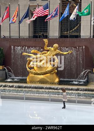 Prometheus, die vergoldete Bronzeskulptur aus dem Jahr 1934 von Paul Manship, befindet sich im Rockefeller Center an der Eislaufbahn. New York City. Stockfoto