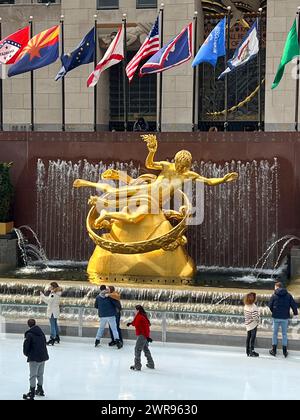 Prometheus, die vergoldete Bronzeskulptur aus dem Jahr 1934 von Paul Manship, befindet sich im Rockefeller Center an der Eislaufbahn. New York City. Stockfoto