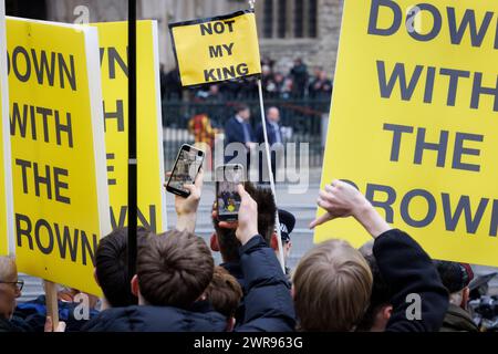 März 2024. Vor Westminster Abbey, London, Großbritannien. Commonwealth Day. Anti-Monarchie-Aktivisten der Protestgruppe Republik. Stockfoto