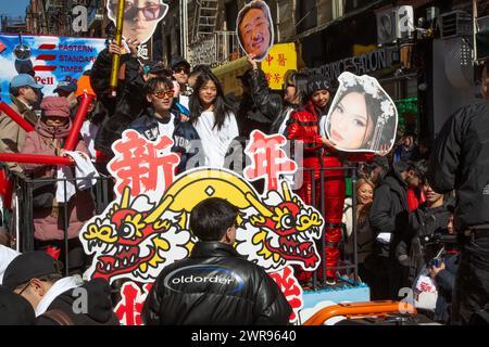 Energiegeladene junge Chinesen auf einem Wagen bei der Chinesischen Neujahrsparade in New York City, die 2024 im Jahr des Drachens begrüßt wurde. Stockfoto