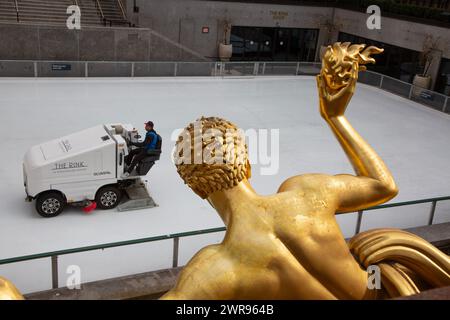 Prometheus, die vergoldete Bronzeskulptur aus dem Jahr 1934 von Paul Manship, befindet sich im Rockefeller Center an der Eislaufbahn. New York City. Stockfoto