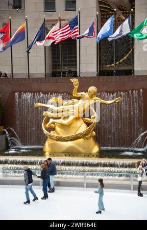 Prometheus, die vergoldete Bronzeskulptur aus dem Jahr 1934 von Paul Manship, befindet sich im Rockefeller Center an der Eislaufbahn. New York City. Stockfoto