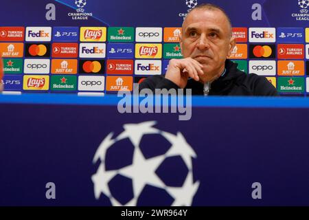 Barcellona, Neapel, SPANIEN. März 2024. Napolys Trainer Francesco Calzona spricht am 11. März 2023 im Estate Louis Companys Barcelona am Vorabend des Achtelfinale der UEFA Champions League gegen den SSC Napoli während einer Pressekonferenz mit dem Journalisten (Credit Image: © Ciro de Luca/ZUMA Press Wire). Nicht für kommerzielle ZWECKE! Stockfoto