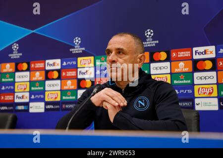 Barcellona, Neapel, SPANIEN. März 2024. Napolys Trainer Francesco Calzona spricht am 11. März 2023 im Estate Louis Companys Barcelona am Vorabend des Achtelfinale der UEFA Champions League gegen den SSC Napoli während einer Pressekonferenz mit dem Journalisten (Credit Image: © Ciro de Luca/ZUMA Press Wire). Nicht für kommerzielle ZWECKE! Stockfoto