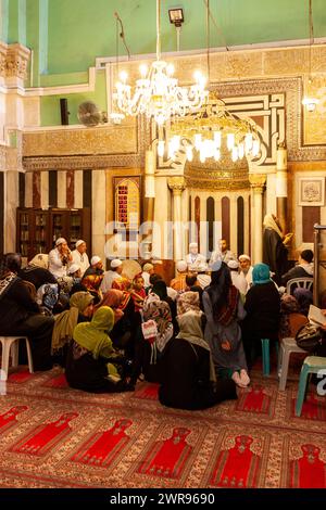 Muslimische Männer sprechen am 24. Mai 2014 in der Abraham-Moschee in Hebrom, Palästina. Hebron und seine historische Abraham-Moschee sind eine der dringendsten Quellen des Konflikts zwischen orthodoxen Juden und lokalen Palästinensern. Stockfoto