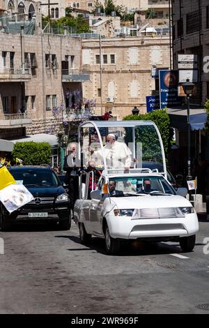 Papst Franziskus reitet auf einem offenen Vahikel und begrüßt Pilger auf der Hauptstraße von Betlehem, Palästina am 25. Mai 2014. Papst Franziskus unternahm die Reise nach Betlehem als eine seiner ersten Reisen im Amt. Er unterstützt ein Friedensabkommen zwischen Isreal und Palästinensern. Stockfoto