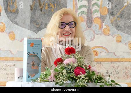 Veranstaltungsreihe Eros der Sommerfrische zur Diskussion zum Thema Resilienz , im Wappensaal des Seeschlosses Ort, in Gmunden, am 09.03.2024. Das Bild zeigt die Veranstalterin, Rundfunkmoderatorin Elisabeth Nöstlinger-Jochum 2024 - Veranstaltungsreihe Eros der Sommerfrische zur Diskussion zum Thema Resilienz , im Wappensaal des Seeschlosses Ort, in Gmunden, am 09.03.2024. *** Veranstaltungsreihe Eros der Sommerfrische zur Diskussion zum Thema Resilienz , im Wappensaal des Seeschloss Ort in Gmunden, am 09 03 2024 zeigt das Bild die Organisatorin, Radiomoderatorin Elisabeth Nöstlinger JOC Stockfoto