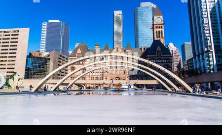 Niagara, Kanada - 7. März 2024: Stadtbild der Innenstadt von Toronto am Nathan Phillips Square Stockfoto