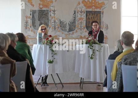 Veranstaltungsreihe Eros der Sommerfrische zur Diskussion zum Thema Resilienz , im Wappensaal des Seeschlosses Ort, in Gmunden, am 09.03.2024. Das Bild zeigt den Vortragsraum Wappensaal mit der Vortragenden Marie-Theres Arnborn mit der Veranstalterin, Rundfunkmoderatorin Elisabeth Nöstlinger-Jochum, vor Publikum 2024 - Veranstaltungsreihe Eros der Sommerfrische zur Diskussion zum Thema Resilienz , im Wappensaal des Seeschlosses Ort, in Gmunden, am 09.03.2024. *** Veranstaltungsreihe Eros der Sommerfrische zur Diskussion zum Thema Resilienz , im Wappensaal des Seeschloss Ort in Gmunden, Stockfoto