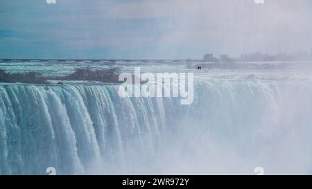 Niagarafälle, Kanada - 8. März 2024: Panoramablick auf die Niagarafälle in Kanada Stockfoto