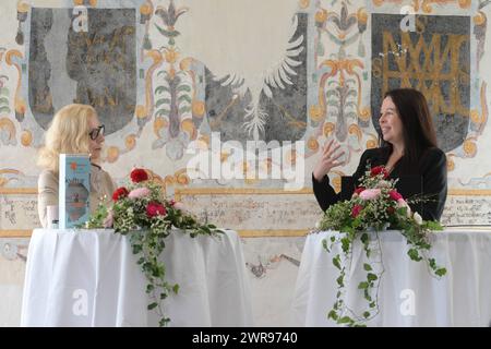 Veranstaltungsreihe Eros der Sommerfrische zur Diskussion zum Thema Resilienz , im Wappensaal des Seeschlosses Ort, in Gmunden, am 09.03.2024. Das Bild zeigt Universitätsprofessorin Tajana schnell mit der Veranstalterin Rundfunkmoderatorin Elisabeth Nöstlinger-Jochum 2024 - Veranstaltungsreihe Eros der Sommerfrische zur Diskussion zum Thema Resilienz , im Wappensaal des Seeschlosses Ort, in Gmunden, am 09.03.2024. *** Veranstaltungsreihe Eros der Sommerfrische zur Diskussion zum Thema Resilienz , im Wappensaal des Seeschloss Ort, in Gmunden, am 09 03 2024 zeigt das Bild die Hochschulpr Stockfoto