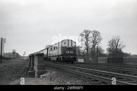 1960er Jahre, historisch, wurde der Mayflower-Personenzug von einer dieselhydraulischen Lokomotive (AA 41) der Baureihe 52 auf Eisenbahngleise gezogen. England, Großbritannien. Der ursprüngliche Mayflower-Personenzug wurde 1957 von der Great Western Railways eingeführt, von einer King Class-Dampflokomotive gezogen und auf der London Paddington–Plymouth Line betrieben. Anfang der 60er Jahre wurde der Dienst auf Dieselzüge der Baureihe 42 und der Baureihe 52 übertragen, bevor der Dienst 1965 eingestellt wurde. Stockfoto