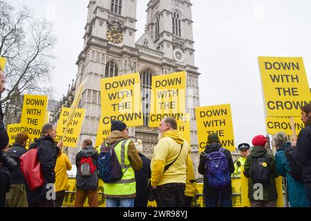 London, Großbritannien. März 2024. Anti-Monarchie-Demonstranten aus der Gruppe Republic versammeln sich vor der Westminster Abbey, als Mitglieder der königlichen Familie eintreffen, um den Commonwealth Day zu feiern. Quelle: Vuk Valcic/Alamy Live News Stockfoto