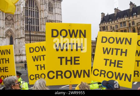 London, Großbritannien. März 2024. Anti-Monarchie-Demonstranten aus der Gruppe Republic versammeln sich vor der Westminster Abbey, als Mitglieder der königlichen Familie eintreffen, um den Commonwealth Day zu feiern. Quelle: Vuk Valcic/Alamy Live News Stockfoto