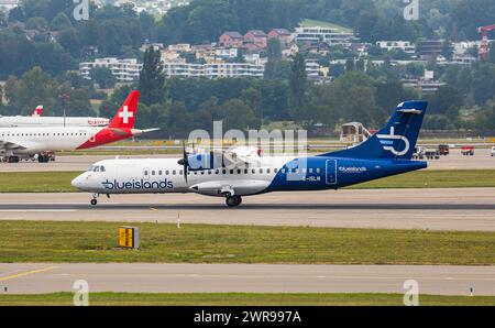 Ein ATR 72-212 von Blue Islands landet auf dem Flughafen Zürich. Registrierung G-ISLM. (Zürich, Schweiz, 06.08.2022) Stockfoto