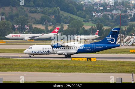 Ein ATR 72-212 von Blue Islands landet auf dem Flughafen Zürich. Registrierung G-ISLM. (Zürich, Schweiz, 06.08.2022) Stockfoto