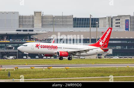 Eine Boeing 737-800 von Corendon Airlines Europe landet auf dem Flughafen Zürich. Registrierung 9H-TJA. (Zürich, Schweiz, 06.08.2022) Stockfoto