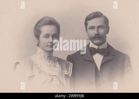 Porträt von Jennigje Hendrika Jacoba Jonker und Johannes Diderik van der Waals, Koene & Büttinghausen, Amsterdam, 1886 - 1907, fotografische Unterstützung, Höhe 100 mm x Breite 129 mm, Foto Stockfoto