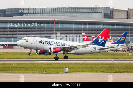 Ein Airbus A319-132 von Air Serbia landet auf dem Flughafen Zürich. Registrierung YU-APK. (Zürich, Schweiz, 06.08.2022) Stockfoto