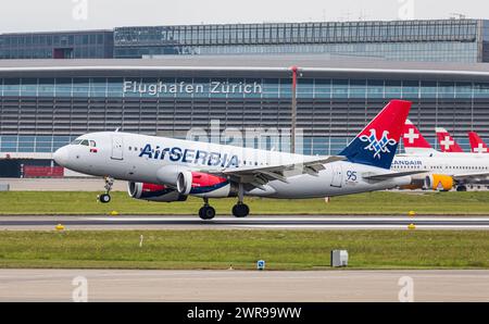 Ein Airbus A319-132 von Air Serbia landet auf dem Flughafen Zürich. Registrierung YU-APK. (Zürich, Schweiz, 06.08.2022) Stockfoto