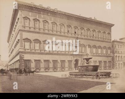 Ansicht des Palazzo Farnese in Rom, dieses Foto ist Teil eines Albums., anonym, Rom, 1870 - ca. 1895, Karton, Albumendruck, Höhe 200 mm x Breite 262 mm, Foto Stockfoto