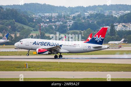 Ein Airbus A319-132 von Air Serbia landet auf dem Flughafen Zürich. Registrierung YU-APK. (Zürich, Schweiz, 06.08.2022) Stockfoto