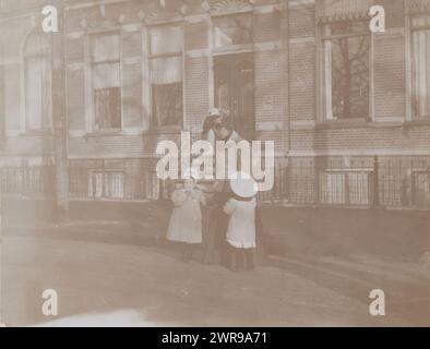 Frau auf der Straße mit zwei Kindern, Johannes Diderik van der Waals (1873-1971), (zugeschrieben), 1900 - 1920, fotografischer Träger, Höhe 79 mm x Breite 109 mm, Foto Stockfoto