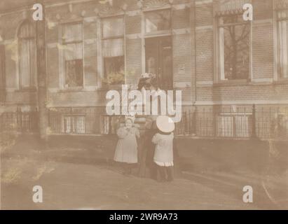 Jennigje Hendrika Jacoba Jonker geht mit zwei Kindern auf der Straße, Johannes Diderik van der Waals (1873-1971), (zugeschrieben), Groningen, 1906-1907, fotografische Unterstützung, Höhe 104 mm x Breite 76 mm, Foto Stockfoto