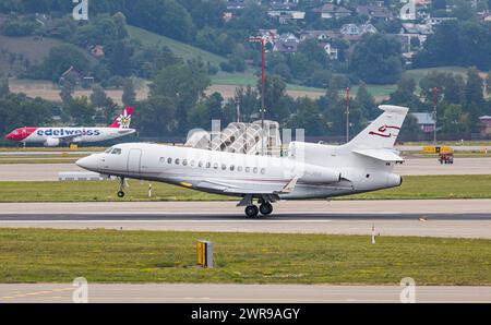 Ein Dassault Falcon 7X von CAT Aviation landet auf der Landebahn des Flughafens Zürich. Registrierung HB-JSS. (Zürich, Schweiz, 06.08.2022) Stockfoto