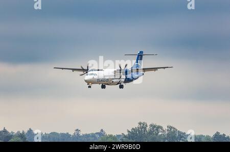 Ein ATR 72-212 von Blue Islands befindet sich im Landeanfug auf dem Flughafen Zürich. Registrierung G-ISLM. (Zürich, Schweiz, 06.08.2022) Stockfoto