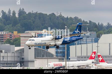 Ein ATR 72-212 von Blue Islands befindet sich im Landeanfug auf dem Flughafen Zürich. Registrierung G-ISLM. (Zürich, Schweiz, 06.08.2022) Stockfoto