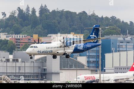 Ein ATR 72-212 von Blue Islands befindet sich im Landeanfug auf dem Flughafen Zürich. Registrierung G-ISLM. (Zürich, Schweiz, 06.08.2022) Stockfoto