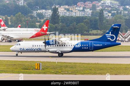 Ein ATR 72-212 von Blue Islands landet auf dem Flughafen Zürich. Registrierung G-ISLM. (Zürich, Schweiz, 06.08.2022) Stockfoto