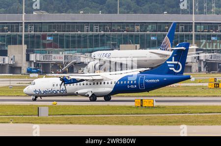 Ein ATR 72-212 von Blue Islands landet auf dem Flughafen Zürich. Registrierung G-ISLM. (Zürich, Schweiz, 06.08.2022) Stockfoto