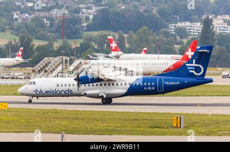 Ein ATR 72-212 von Blue Islands landet auf dem Flughafen Zürich. Registrierung G-ISLM. (Zürich, Schweiz, 06.08.2022) Stockfoto